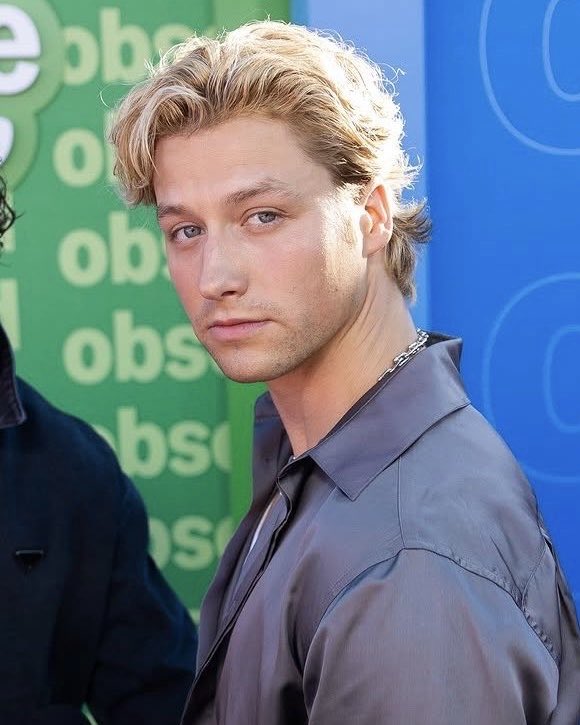 rosieegrant's tweet photo. allie i hope u know that ur man is hotter than the sun https://t.co/kfdFyTxF3o