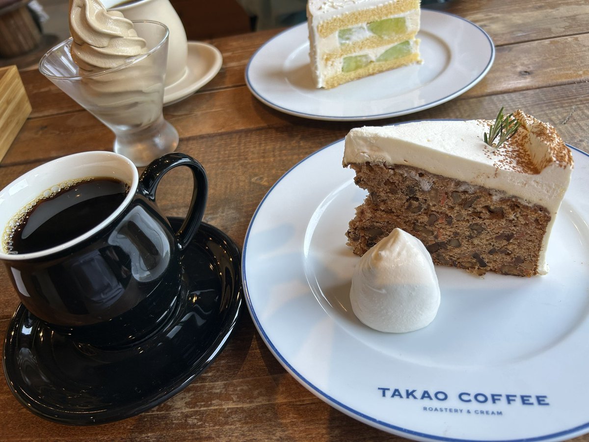 megmi0630's tweet photo. 暑さに慣れるトレーニングといろいろなお願いをしに⛰️行ってきましたー！
平日だったから空いてた。
国立当たりますように✨
ニンジンケーキ🥕美味しかったよ。

下山中にプリンセスみたいなすっごいかわいいお姉さんに、こんにちはって言われてニヤけが止まらないおばさん２人でした。 https://t.co/kG3dLSjB5n