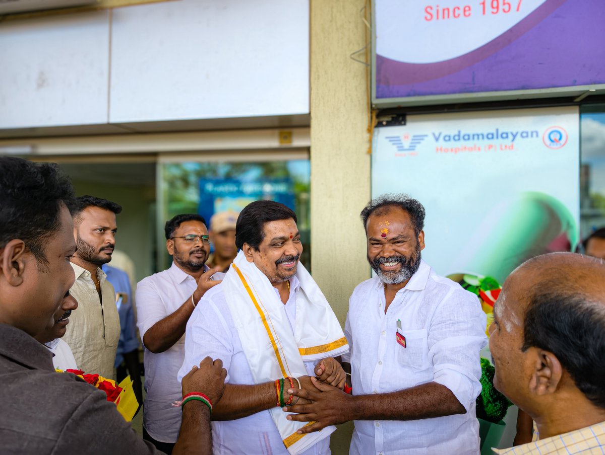 VijayAnban_offl's tweet photo. இன்று மதுரை விமான நிலையத்தில் வீட்டு வசதி மற்றும் நகர்ப்புற வளர்ச்சித்துறை அமைச்சர் மாண்புமிகு திரு ராஜ்குமார் அவர்களை வரவேற்ற பொழுது!

@CMOTamilnadu | @BussyAnand 
@VijayAnbanMLA | @tvkitwingmaduri 
#MLAOfMaduraiNorth #TVK