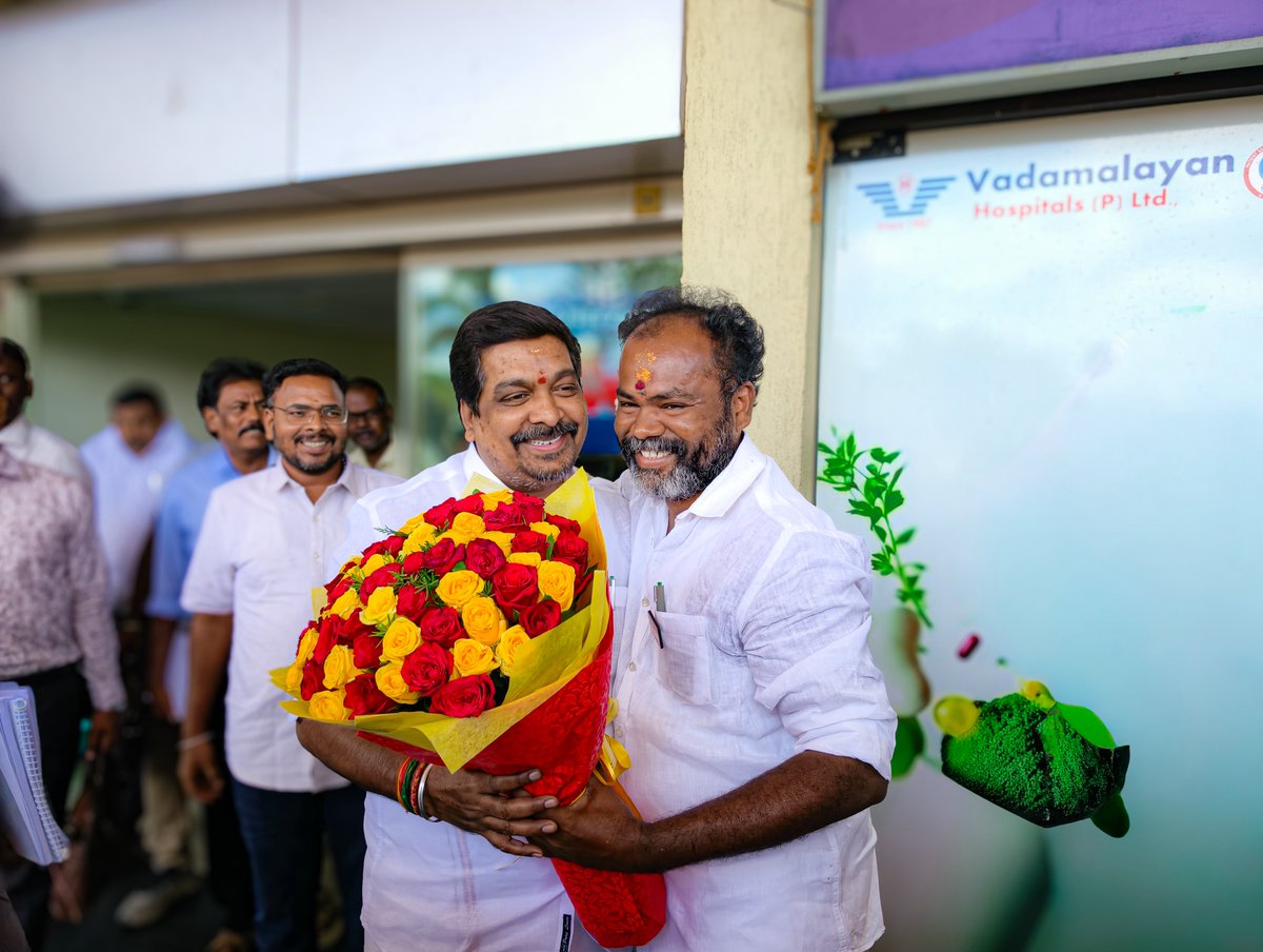 VijayAnban_offl's tweet photo. இன்று மதுரை விமான நிலையத்தில் வீட்டு வசதி மற்றும் நகர்ப்புற வளர்ச்சித்துறை அமைச்சர் மாண்புமிகு திரு ராஜ்குமார் அவர்களை வரவேற்ற பொழுது!

@CMOTamilnadu | @BussyAnand 
@VijayAnbanMLA | @tvkitwingmaduri 
#MLAOfMaduraiNorth #TVK