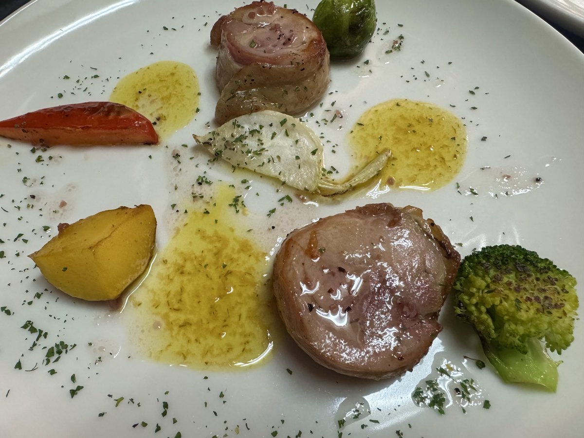 bonappetit1204's tweet photo. 今週から変わったランチメニュー🍴
📸若鶏もも肉のコンフィ🐓 https://t.co/APWhjfUQFA
