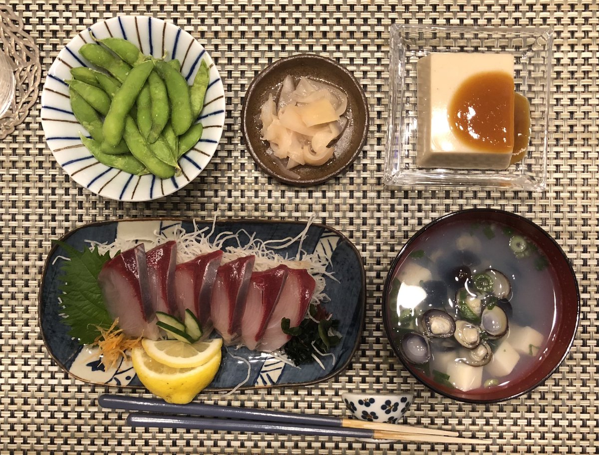 m562212's tweet photo. 夕食のパパごはん😋

鰤の刺身(市販)
胡麻豆腐(市販)
枝豆(冷凍)
がり生姜(ママ)
しじみ汁(パパ)
#おうちごはん https://t.co/CoZS7yhXyp