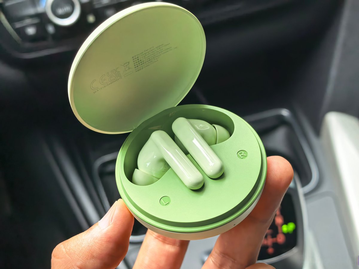 Sommerari's tweet photo. Just unboxed my new wireless earbuds—crisp sound, zero tangled cords, 10/10 first unboxing vibe  #UnboxingDay https://t.co/5hjJUsUwAk