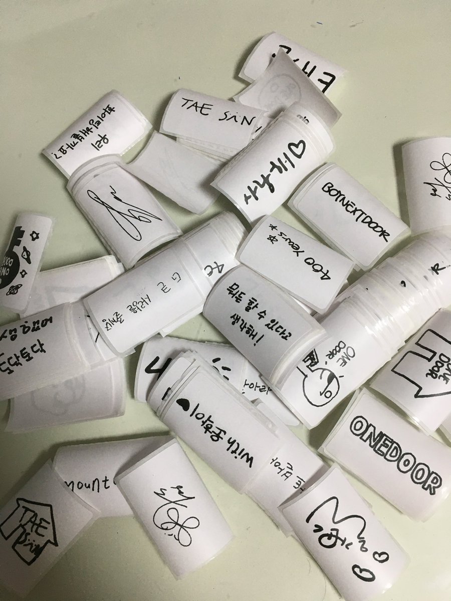 giantmlover0810's tweet photo. ෆ BOYNEXTDOOR KNOCK ON Vol.2 IN Seoul

레진 다마고치키링+라벨스티커+쇼케컨페티 set 나눔합니당🪽🤍

날짜:보넥도서울 첫콘(7/17)
수량: 멤버당 7세트 (태산키링만 4개 더 가능)
시간장소:당일타래

나눔 맞나눔 가능해용 키링은 직접 만든거라 엉성할 수 있지만 괜찮으시다면 많이 와주세용..🪽💕 https://t.co/KFX9sfOoPw