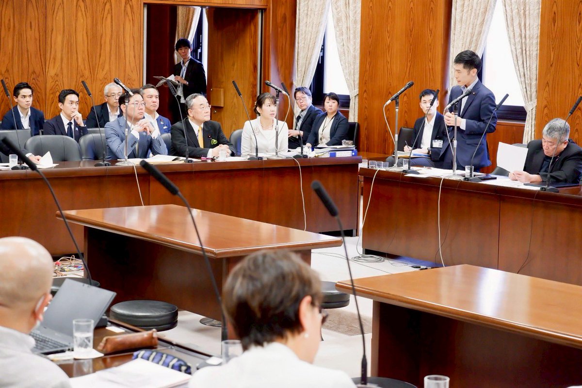 yamazoejimusyo's tweet photo. 自維国参提出の国旗損壊処罰法案。「内心に立ち入らない」としながら衆院で維新発議者が「成立を機に愛国心も醸成されていく」と答弁したのを追及。自民発議者「政治家としての思い。保護法益はあくまで国民感情」と釈明。
#山添拓 議員「与党の発議者が内心に踏み込み愛国心抱けと求めることは重大」 https://t.co/3aTqWIz4lU