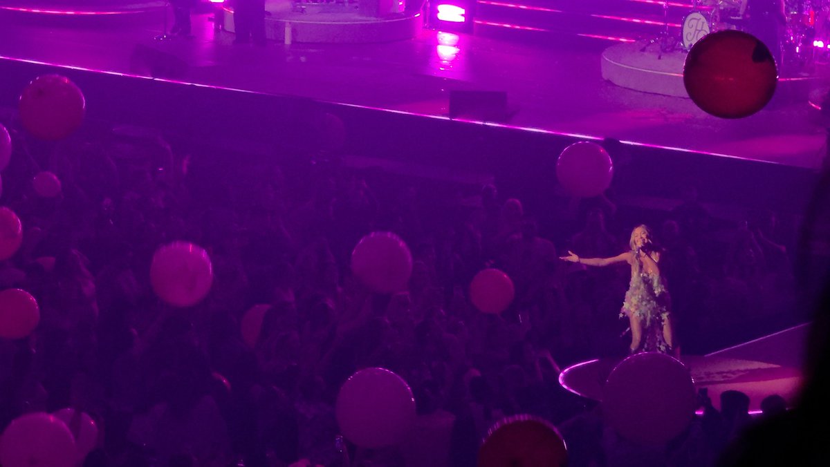 boatparking7's tweet photo. Had a great time @HilaryDuff! 
#hilaryduff #theluckymetour https://t.co/z7iAgGNayM