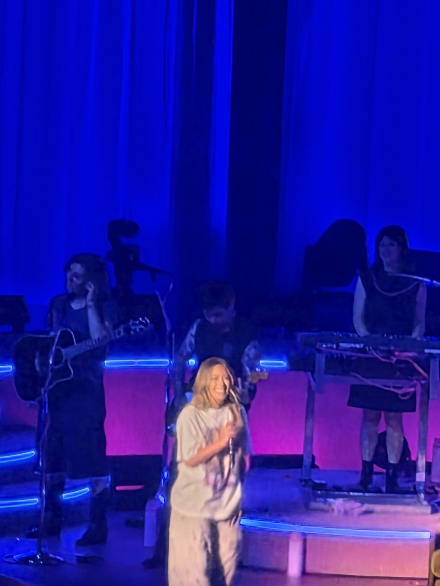 boatparking7's tweet photo. Had a great time @HilaryDuff! 
#hilaryduff #theluckymetour https://t.co/z7iAgGNayM
