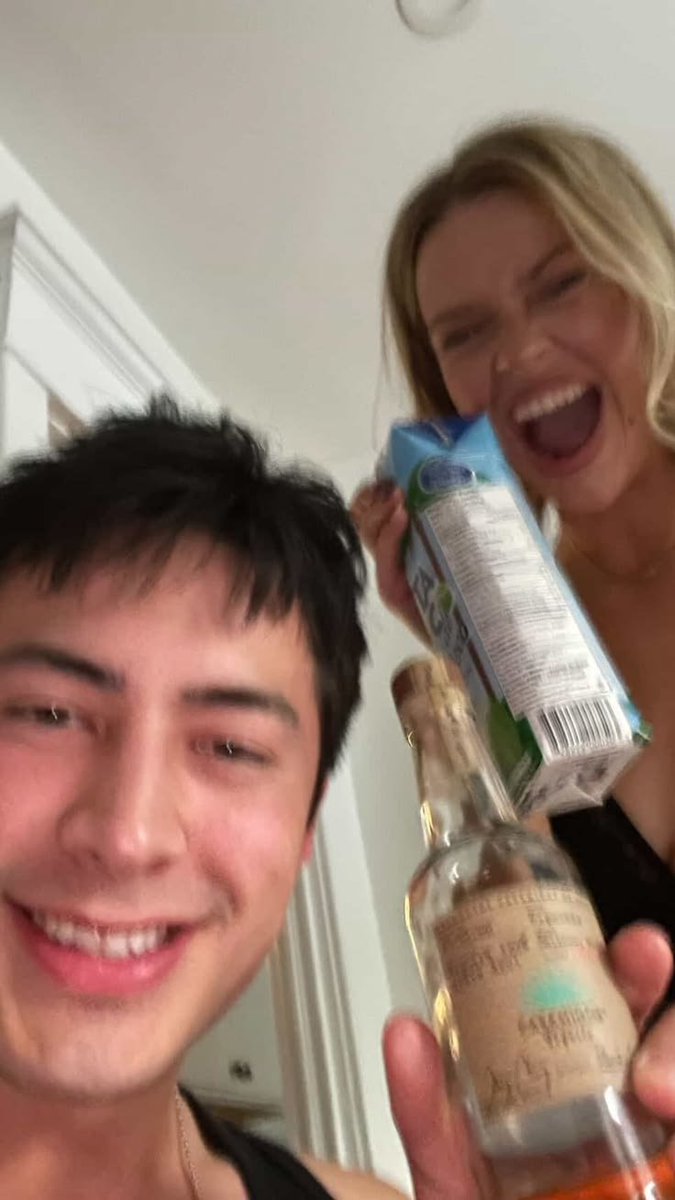jeoncloudyy's tweet photo. he became friends with her even if she was for like a few minutes in the show just goes on to show the reason why hudson has so many friends https://t.co/cMDHWDEF35