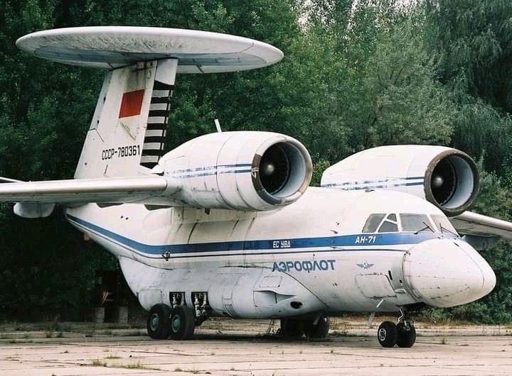 PlaneSighting_'s tweet photo. I can’t even believe this is a real plane https://t.co/jG0t0TzsDJ