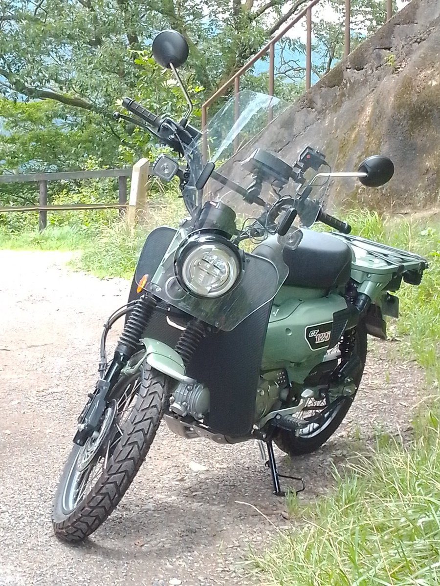 57chevy_m's tweet photo. 昨日のことですが、ハンターカブで正丸峠まで行ってきました。せっかく行ったのに頂上の奥村茶屋は定休日。車もバイクも1台もいません。何年か前に行ったときにはイニシャルDっぽい車が何台もいたのに残念。帰りがけにバイク２台と自転車が１台登ってきました。#ハンターカブ #正丸峠 #イニシャルD https://t.co/63Reo9m1S1