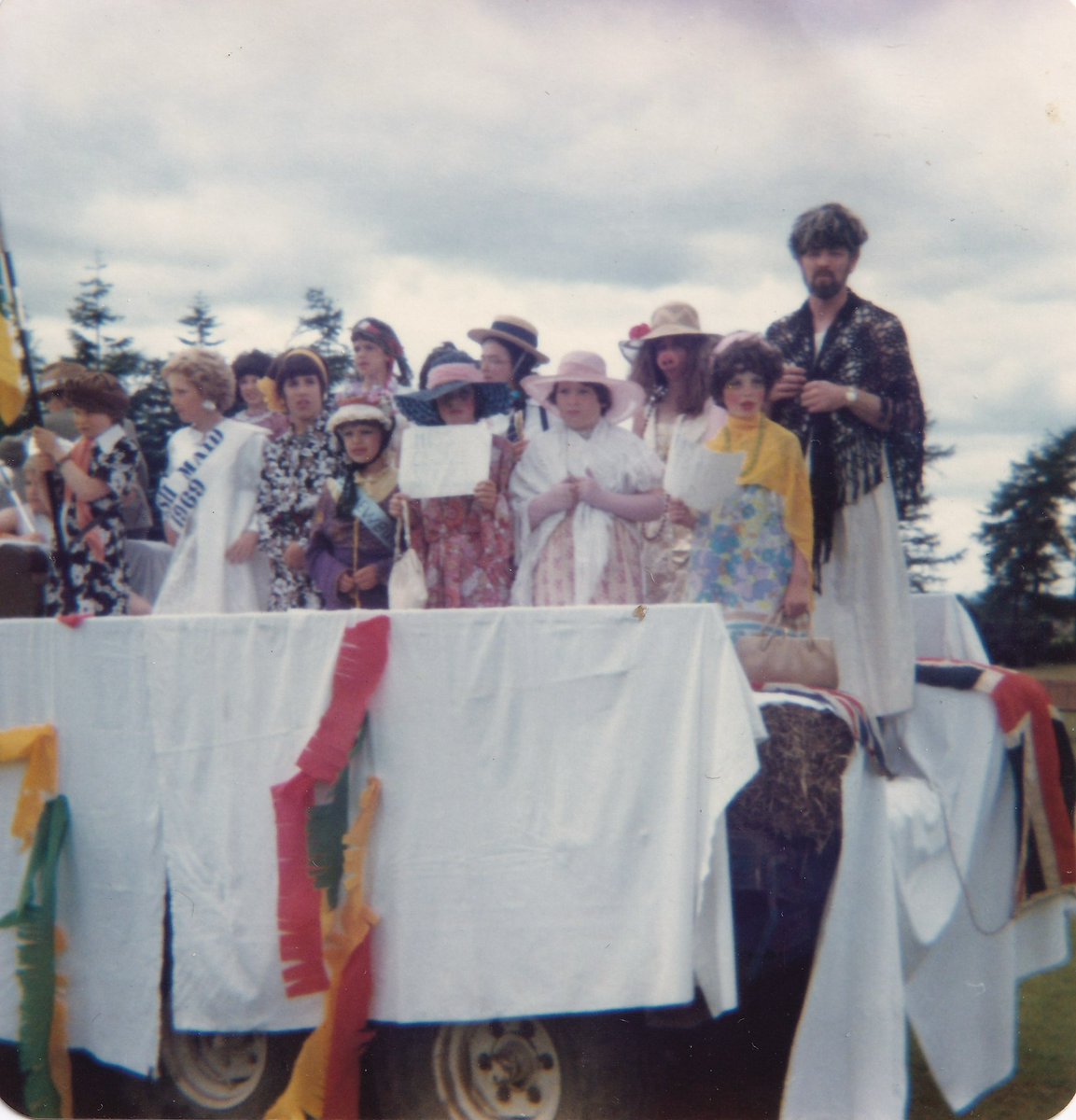 MuseumAbernethy's tweet photo. It's Thursday, which means it's time for another #weedaunderdoonmemorylane
A sure sign of summer is gala days, so some youngsters on one of the tradition gala day floats.
#localhistory #galaday #museum https://t.co/o93Y8DKaGW