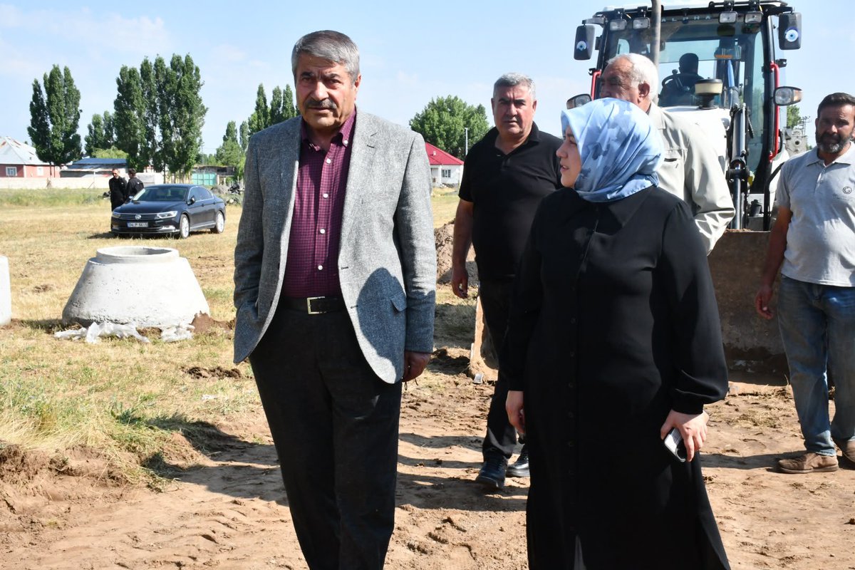 Abdulhalik_Tskn's tweet photo. 📍Sarısu Mahallesi

Kıymetli hemşehrilerim, sizlerin huzuru ve sağlığı bizim en büyük önceliğimizdir. Sarısu Mahallemiz 701. Sokak'ta yılların birikmiş sorunlarını ortadan kaldıracak 3 kilometrelik altyapı çalışmalarımıza bugün "Bismillah" diyerek başladık. Sizlere yürekten söz veriyorum; canım memleketimizde altyapısız mahalle ve sokak bırakmayacağız. Evlatlarımızın daha sağlıklı bir çevrede büyümesi için sevgiyle ve aşkla hizmet etmeye devam edeceğiz. Mahallemize hayırlı olsun.

#AdımAdımPatnos