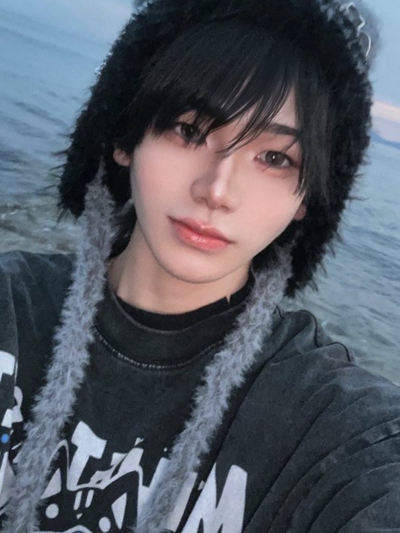 RUIRUI__cp's tweet photo. 背景海なのやばい。笑
#自撮り界隈 #いいね返し #カフェプリンス大阪 https://t.co/BdzTwSC3YI