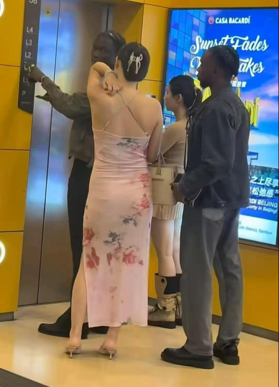 sexla's tweet photo. 好客中国，欢迎你来，有奖学金，有女学伴，还安排工作，帮你融入中国社会，尤其是对黑人，印度人尤其友好，中国真是把国际主义贯彻落实到位了 https://t.co/38EtFkSeeI