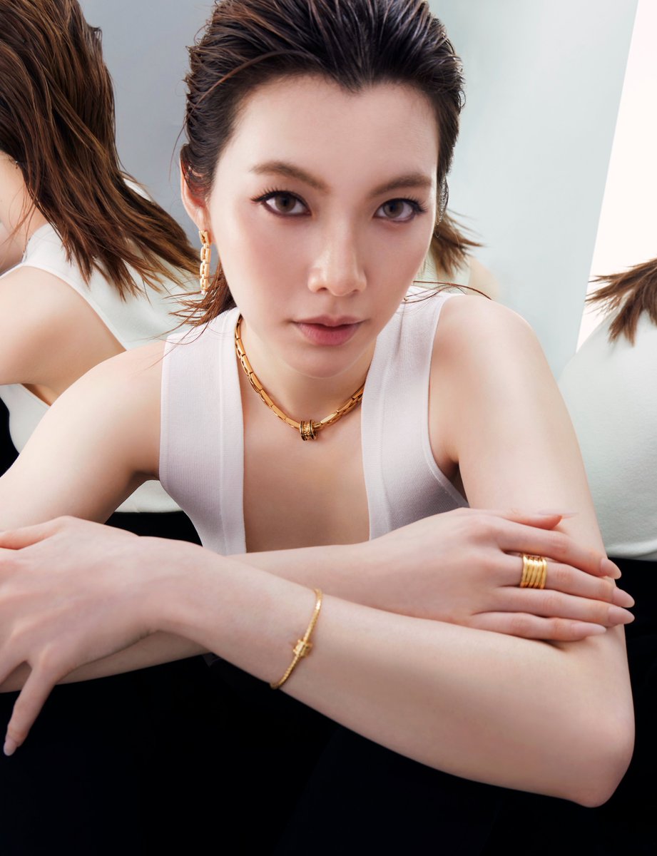 mintmag_th's tweet photo. สวยจับใจ! เสิร์ฟภาพแคมเปญ B.zero1 ของ #ออมกรณ์นภัส Friend of the House ของ #BVLGARI สวมใส่สร้อยคอชิ้นเด่น ดีไซน์สไตล์ร็อค (rock chain motif) พร้อมต่างหูและสร้อยข้อมือจากคอลเลคชั่นเดียวกัน จับคู่กับกำไลข้อมือบี ซีโรวัน ดีไซน์แบบทูโบกาส และแหวน B.zero1 Classic ทั้งหมดในวัสดุเยลโลว์โกลด์💚

#OrmKornnaphat‌
#MintNews