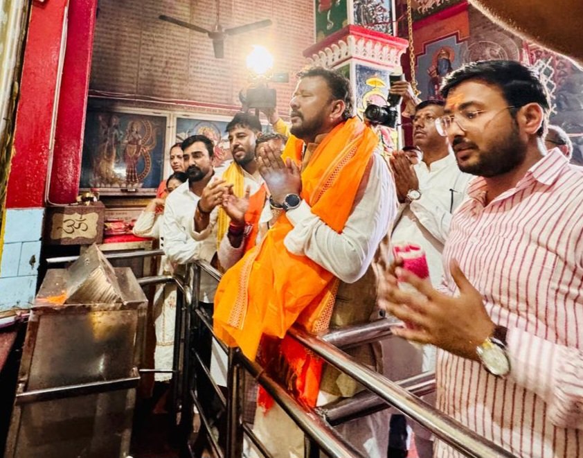 rahuldev4bjp10's tweet photo. आगामी बांकीपुर विधानसभा उपचुनाव के लिए NDA (भाजपा) प्रत्याशी बड़े भाई श्री अभिषेक कुमार बंटी जी के नामांकन दाखिल करने से पूर्व उनके साथ ​आज राजवंशी नगर स्थित पंचमुखी हनुमान मंदिर में पूजा-अर्चना कर महाबली का आशीर्वाद प्राप्त किया।
बजरंगबली की कृपा और जनता जनार्दन के असीम स्नेह से बांकीपुर में विजय का परचम लहराएगा ✌🏻🪷
​#BankipurByElection #BJYM  #NDA
#PrakritiKaMahaYagya