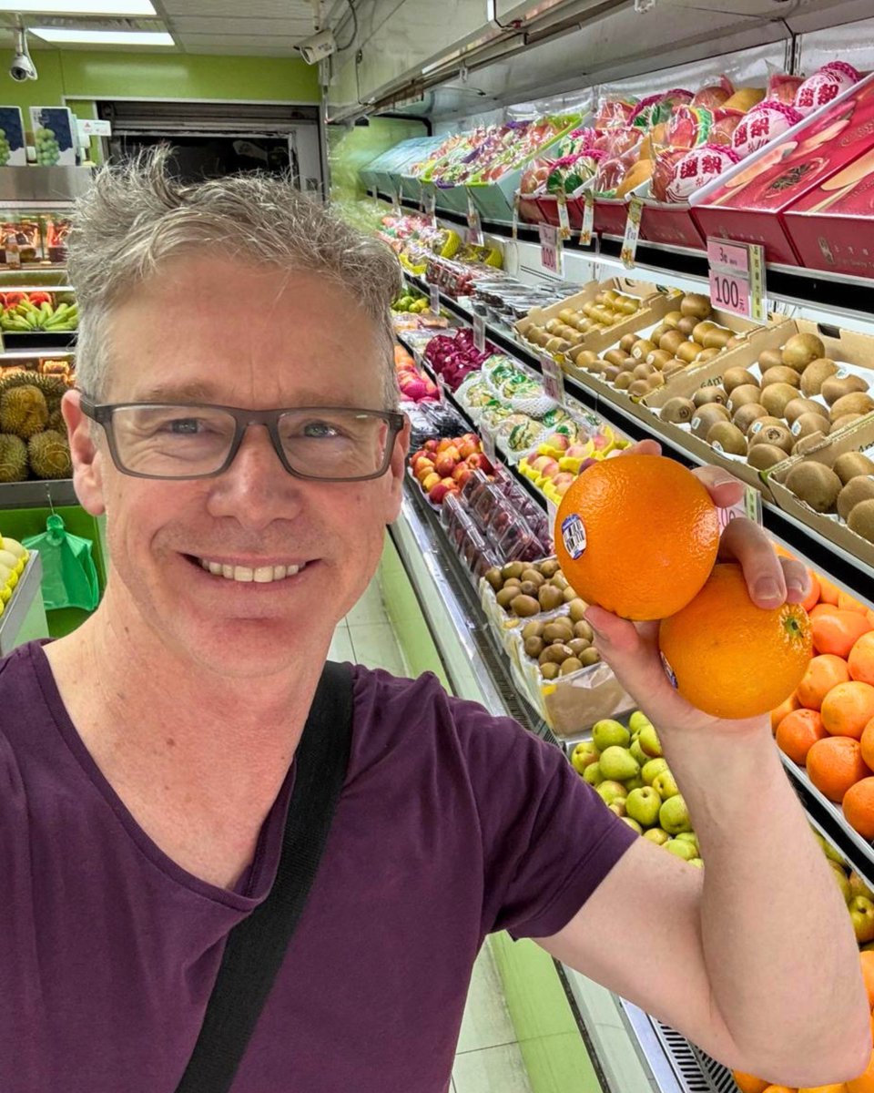 AusOfficeTPE's tweet photo. My father swears the secret to his longevity is that he eats two #oranges every morning. Great to see #Australian oranges and #mandarins have arrived in my local #fruit shop. Try them out.🍊 https://t.co/PMldFafasQ