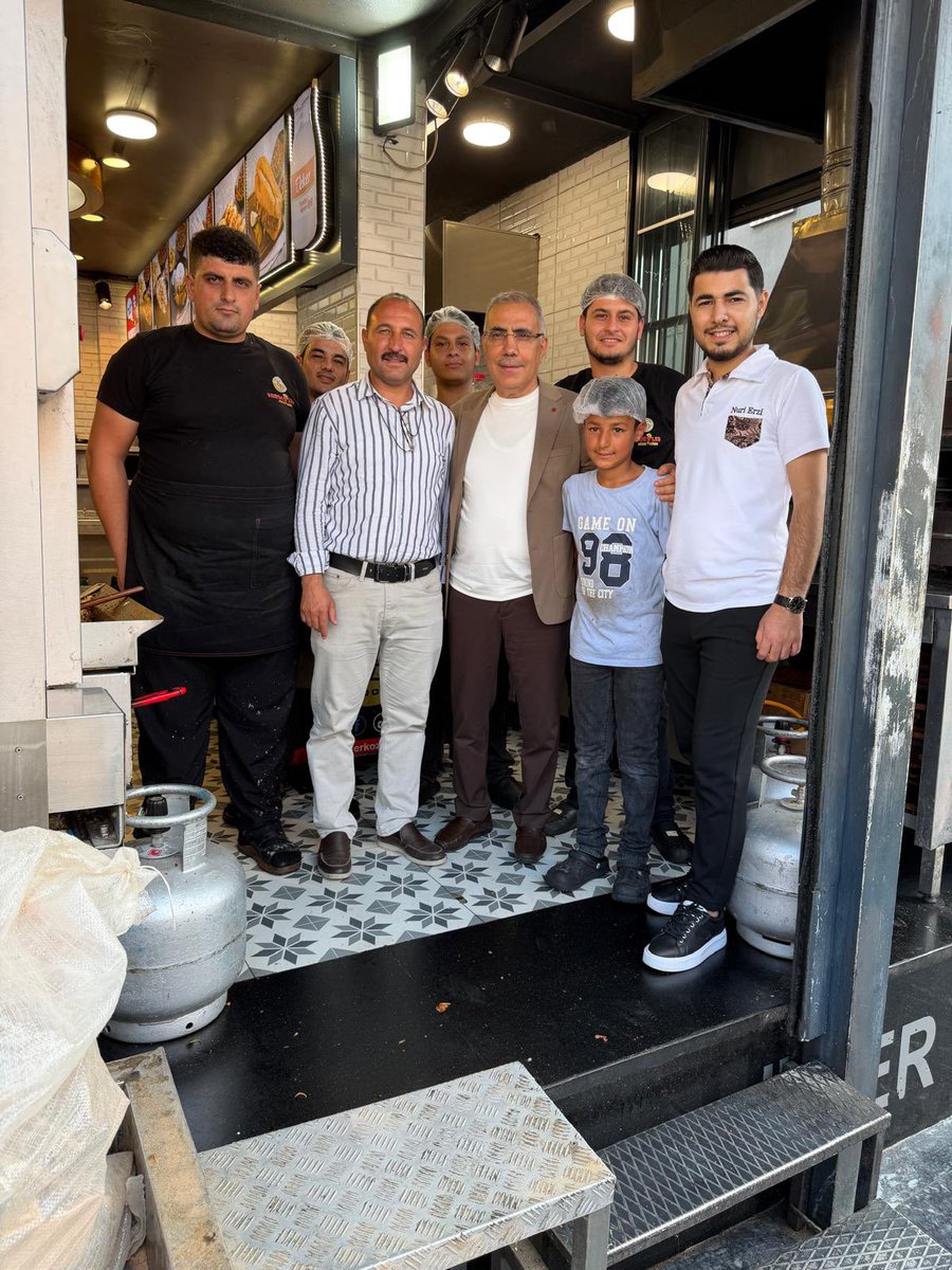 CelikcanMahmut's tweet photo. Bugün lezzetiyle ve samimiyetiyle fark yaratan Kardeşler Tavuk Döner’deydik! İşletme sahibi Abdullah Erzi ve işine yüreğini koyan ekibiyle keyifli bir sohbet https://t.co/EhK54SCY3aın teriyle çalışan, güler yüzünü eksik etmeyen esnafımızın her zaman yanındayız. https://t.co/mmxSWB6FK3