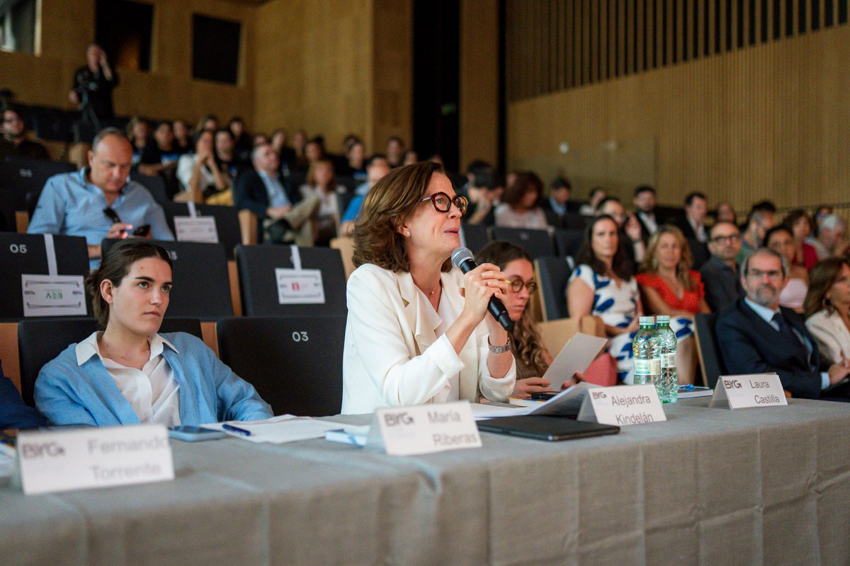 Aebanca's tweet photo. Inspiración y mucho talento en el Demo Day de BYG y @LQDVI 
 
Nuestra presidenta Alejandra Kindelán participó como jurado en una jornada que puso en valor el compromiso de jóvenes que se enfrentaron a retos como la educación financiera.
 
Una gran herramienta para el día a día💸 https://t.co/KL0bGXLxlt