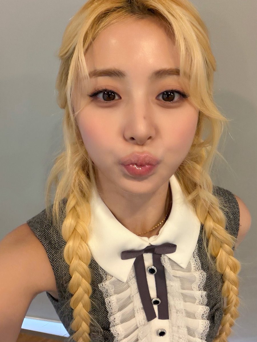 sserapics's tweet photo. LE SSERAFIM selfies at the music art scene

#LE_SSERAFIM #르세라핌 https://t.co/MfQ72BhUwJ