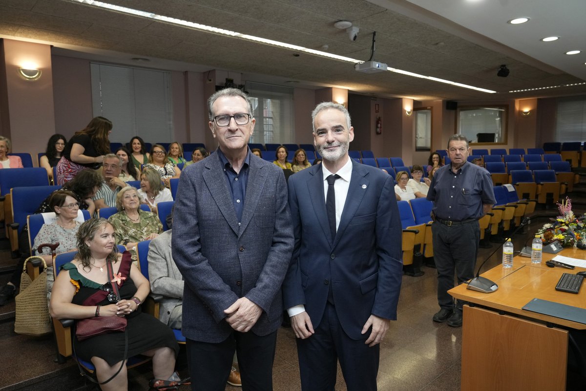 UMU's tweet photo. La Facultad de Letras de la UMU rinde homenaje al profesor José María Jiménez Cano, en reconocimiento a su destacada trayectoria docente, investigadora y académica. @LetrasUMU

https://t.co/qpjUmugnWB https://t.co/s3OlI7pUsU