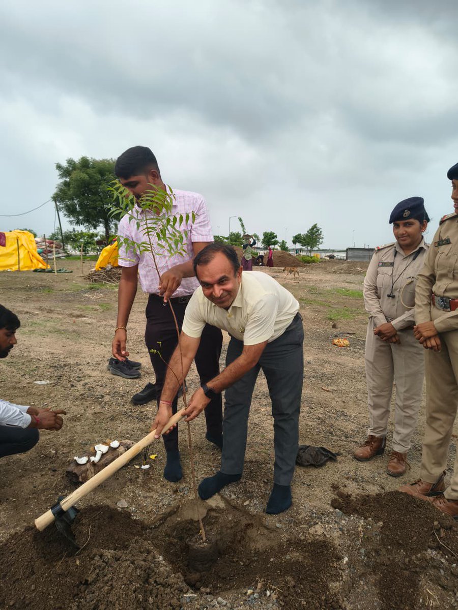 RSCBhavnagar's tweet photo. A step towards a greener future!🌱
Today, the Forest Department initiated the development of a #MiyawakiForest @RSCBhavnagar 
This initiative will enhance biodiversity &amp; strengthen our commitment to sustainable development.
Together, let's grow a greener tomorrow! https://t.co/ugKRYbcjVW