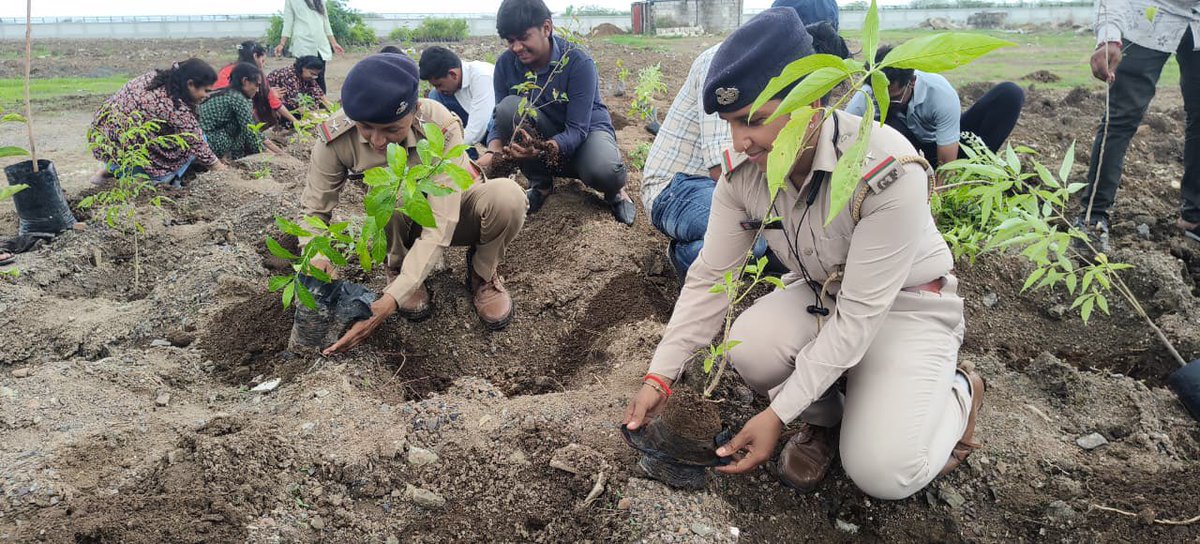 RSCBhavnagar's tweet photo. A step towards a greener future!🌱
Today, the Forest Department initiated the development of a #MiyawakiForest @RSCBhavnagar 
This initiative will enhance biodiversity &amp; strengthen our commitment to sustainable development.
Together, let's grow a greener tomorrow! https://t.co/ugKRYbcjVW