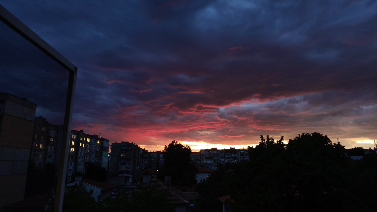 Kimbeff's tweet photo. What a sight ! It looks so bizarre - so amazing !! No filter, 100 ISO. 
#Sunset #Vidin #Vibrant #Saturated #4k https://t.co/O7IzeLTpTN