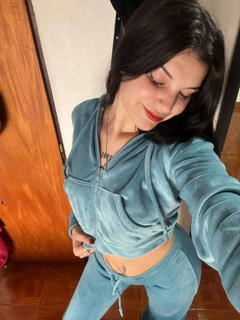 Lolabnk's tweet photo. moi + mes seins -> tes Dm                        
tu veux ? 🤭                 
t’inquiète c’est gratuit https://t.co/1cAavPMp6E
