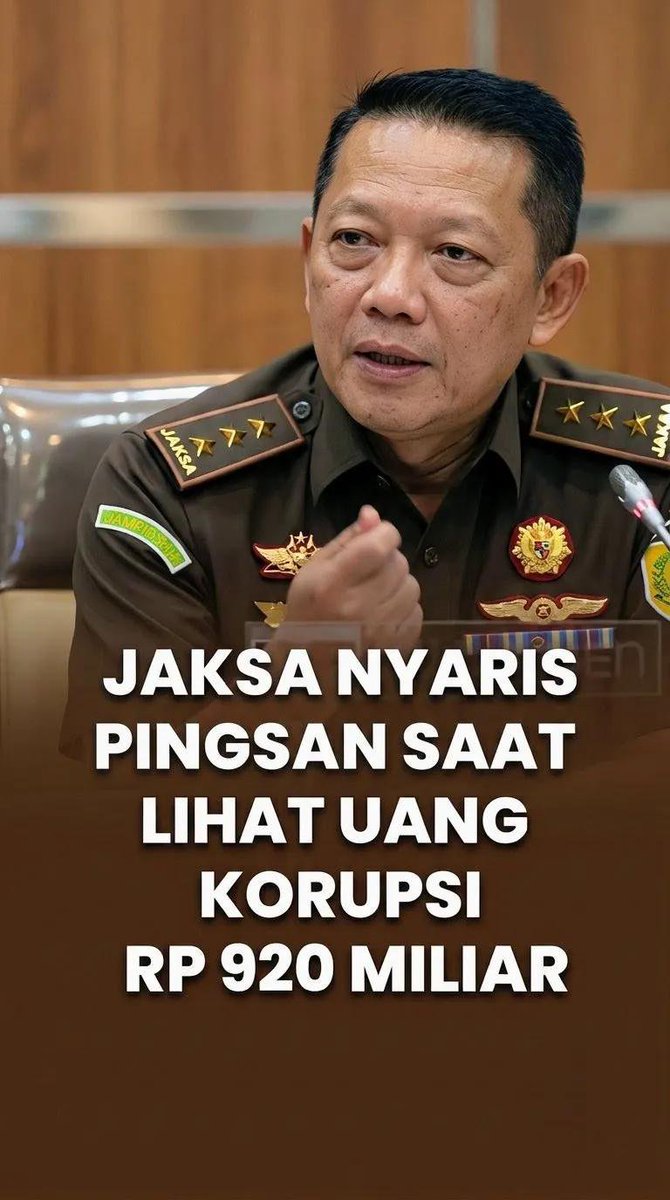 veleourane's tweet photo. PLOT TWIST PEJABAT INDONESIA WKWK

20 Mei 2025, Jampidsus Febrie Adriansyah cerita di DPR soal momen timnya nemu uang Rp920 miliar di rumah Zarof Ricar. Saking banyaknya uang yang ditemukan, disebut anak buahnya sampai “nyaris pingsan”.

Fast forward setahun kemudian, 8 Juli 2026, giliran rumah Febrie yang jadi sorotan. Rumahnya digeledah Kortastipidkor Polri dan Polda Metro Jaya.

Hasilnya? Muncul kabar temuan aset fantastis, dari emas batangan 74 kg sampai tumpukan dolar AS dan Singapura yang nilainya disebut mencapai ratusan miliar rupiah.

Dulu mode detektif bongkar kasus orang, sekarang malah jadi karakter utama di kasus sendiri.