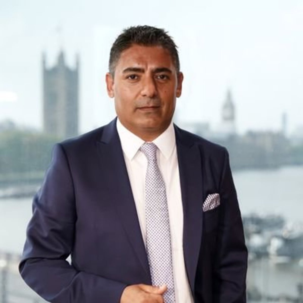 bpthaber's tweet photo. Halk TV'nin sahibi Cafer Mahiroğlu: "Ben kanalı aldığım günden bugüne kadar devletten ya da hükümetten bana karşı hiçbir şekilde baskı, tehdit, şantaj ya da “Bu haberi yapsın” ya da “Şu haberi yapmasın” gibi bir mesaj gelmedi.

Ama ben bugün Kemal Bey’in şantaj ve tehdidine maruz kalmış durumdayım.

Benimle dolaylı temas kuruldu. Yakınlarım, eski arkadaşlarım ya da bana yakın kişiler üzerinden mesaj yollandı. “Kemal Bey’le birlikte oldukları an” beni arayacakları haberini yolladılar. Reddettim.

Yakın çevreme, tüm bu girişim ve iletilen mesajların Kemal Bey’in talimatı ve bilgisi dahilinde olduğunu aktardılar.

Kendilerini desteklememiz karşılığında maddi ve manevi destek vereceklerini ilettiler. Nüfuz edecekleri yerler olduğunun mesajını yolladılar.

‘bizi destekleyin yoksa gereği yapılır mesajı’ verdiler.

Sığ bir kadro CHP’yi esir aldığı gibi bizim de Kemal Bey’in esiri olmamızı istiyorlar. Bu kadar özgüvenleri var ve neden olduğunu biz bilmiyoruz."