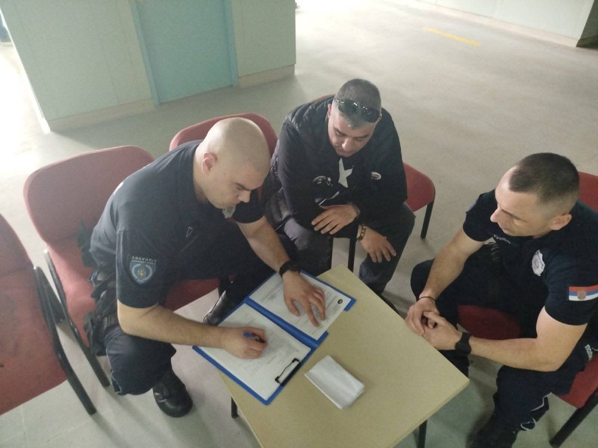 FantomiSRB's tweet photo. Maltretiraju iz policije naše pufovce i na poslu.Dolaze u firme po nalogu Branislava Todorovića a po prijavama debila iz SNSa.Podrška za našeg brata Petra Petrovića koji je više u policiji i na sudu nego najveći kriminalci.
Puf https://t.co/aKbXSWm2vQ