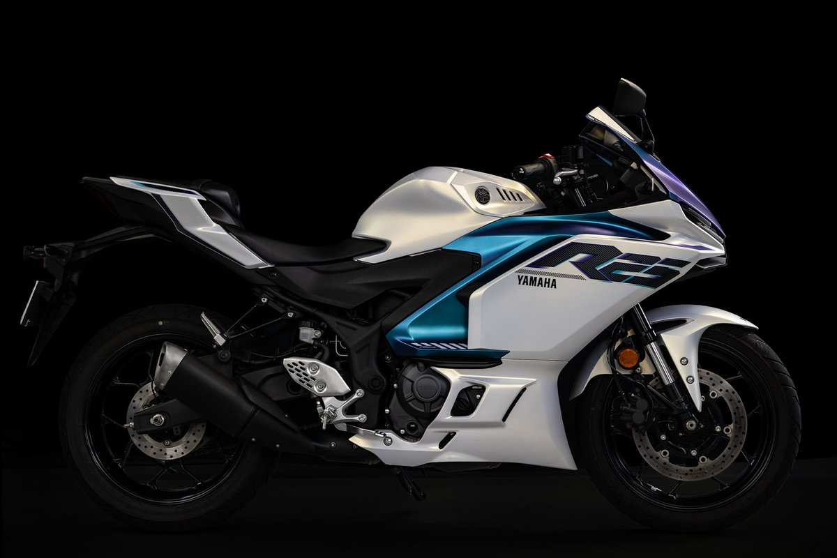 ECHELON_MCteam's tweet photo. 【ラインナップ追加】 
■YAMAHA YZF-R25 
「マットイエローイッシュホワイトパール1」を、専用PPFで保護。タンクやサイドカウルも、フィルムがしっかりガードします。 風合いを損なわず傷のストレスを減らし、護ります。#Yamaha #YZFR25 #ヤマハ #PPF #echelonmotorcycle https://t.co/jWXgGipyfZ