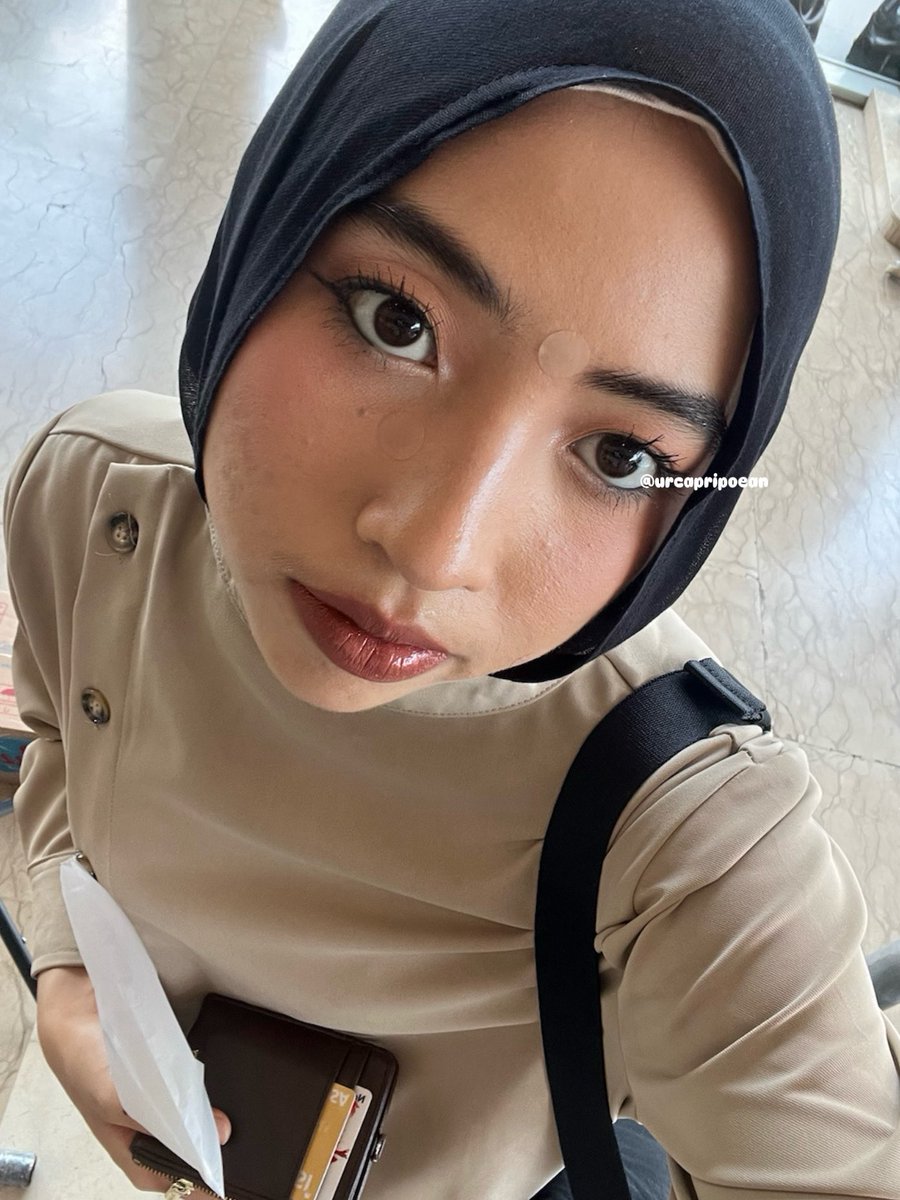 urcapripoean's tweet photo. Ini hasil makeup pas konser AESPA di acne-prone skin (Maaf masih belum sempurna)

Sebagai orang yang punya smile line, bawah mata bergaris, dan hidung berminyak bagian ini yang gampang longsor. Waktu aku ikut self-makeup class diajarin kalau di bagian yang memiliki garis dan rawan berminyak, jangan pakai produk terlalu banyak, atau bisa diswipe sedikit untuk ngurangin sedikit produknya biar tidak terlalu numpuk

Kalau tips ini pasti udah banyak disebut sama temen-temen x lainnya, sandwich method adalah kunci biar makeup nempel seharian yaa 

Tips tambahan, kalau pas foto gamau flashback karna pas konser pasti venue nya gelap, kuncinya menurut ku pakai bedak yang ada shade nyaa atau pakai two way cake✨