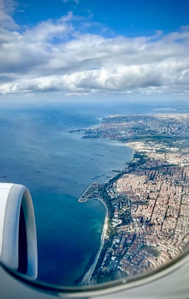 Ebrzen1's tweet photo. Sana dün bir tepeden baktım 
Âziz İstanbul!
Görmedim, gezmediğim, sevmediğim hiçbir yer.
Ömrüm oldukça gönül tahtıma keyfince kurul!
Sade bir semtini sevmek bile bir ömre değer…..

(Yahya kemal) https://t.co/DjG6uIsE4L