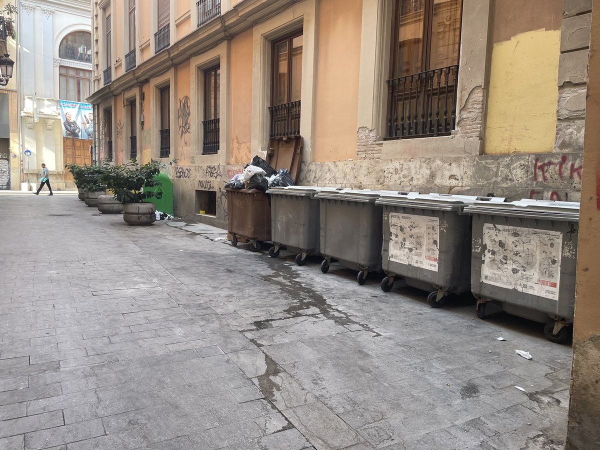 memoriaValencia's tweet photo. Si las fotos oliesen, así huele la Valencia de @mjosecatala 
(Carrer de la Mare Vella con Carrer Caballeros) https://t.co/mBHHdjJI5p