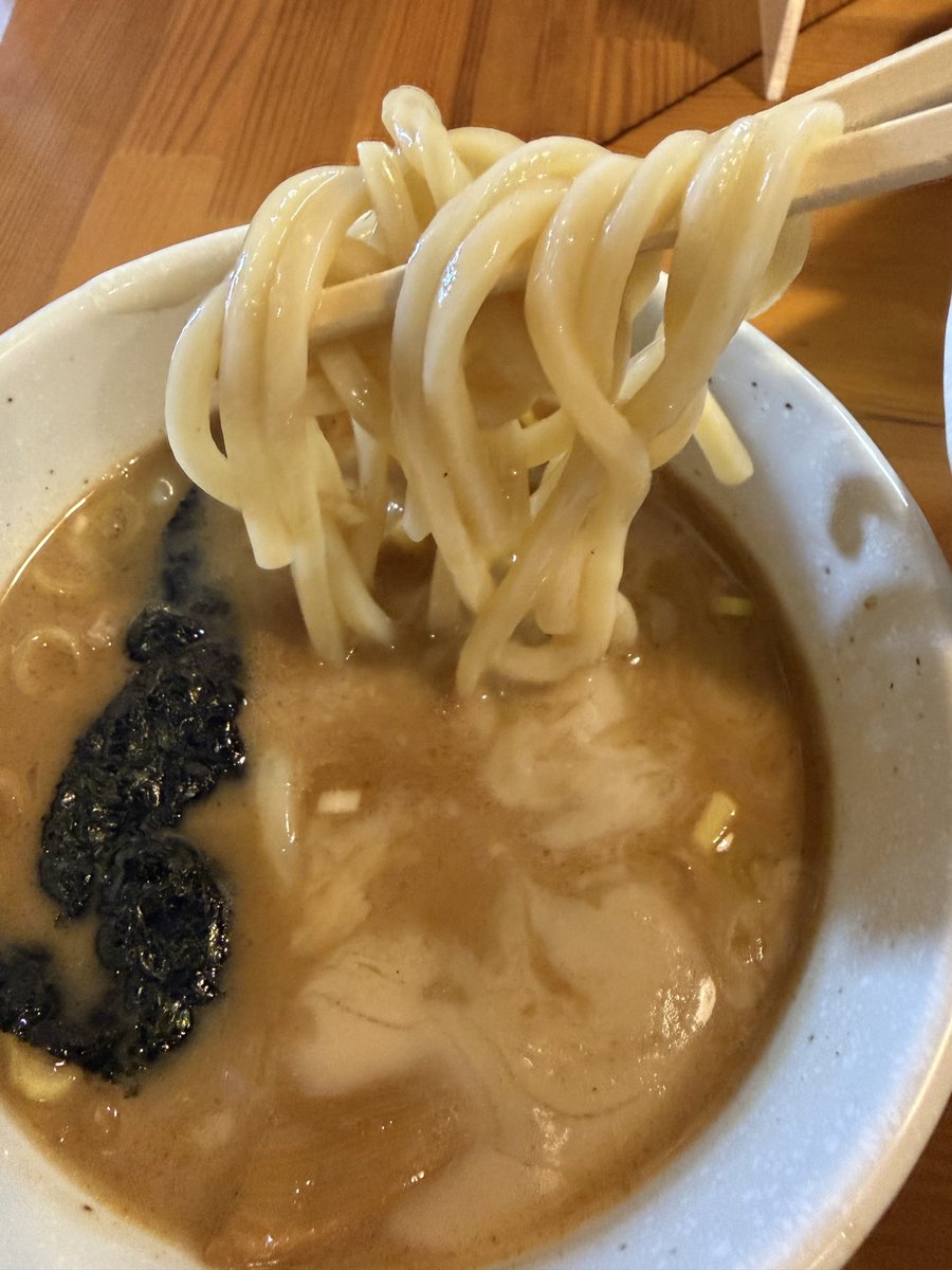 asis_tobeRamen's tweet photo. 麺屋　永太
@埼玉県川口市

永太つけ麺大盛（500g）

大盛券は二種あり、大盛②は最大600gまで

食後に大事な商談があるので、ひよって500gに🤣👍

つけ汁はクリーミーで魚介系と動物系の旨味が満載！！
そして、この自家製太麺が美味い！！そのままでかなり食べてしまった🤭

最後に割スープをいただき、完飲！

これは600g余裕でいけたー🤣

美味しかったです♪

ご馳走様でした🙇