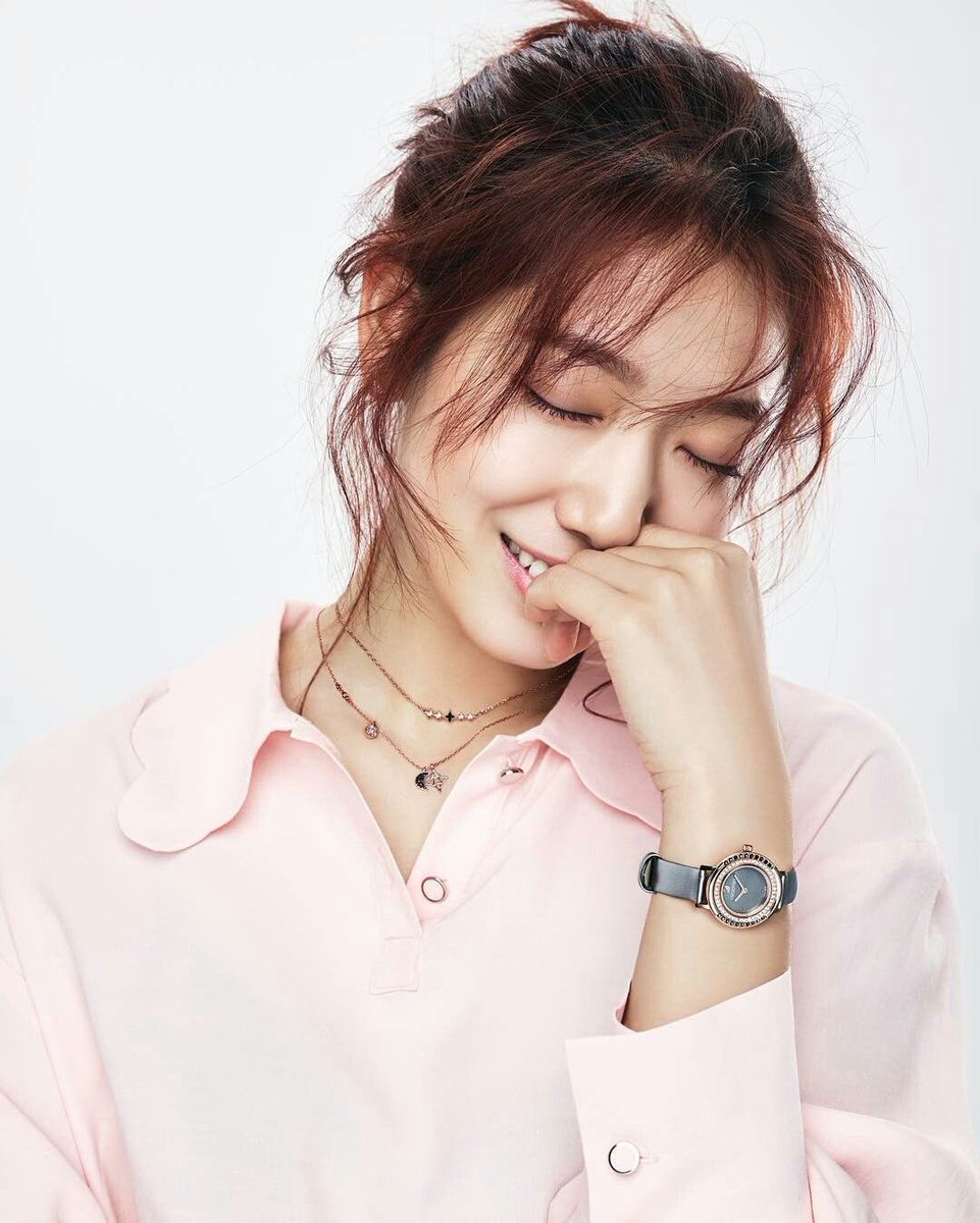 o__onsie's tweet photo. 저 치이는 웃음과 핑크색 셔츠에 
헤메까지 뭐하나 거를게 없는 화보..♡ https://t.co/V553vlS3Lc