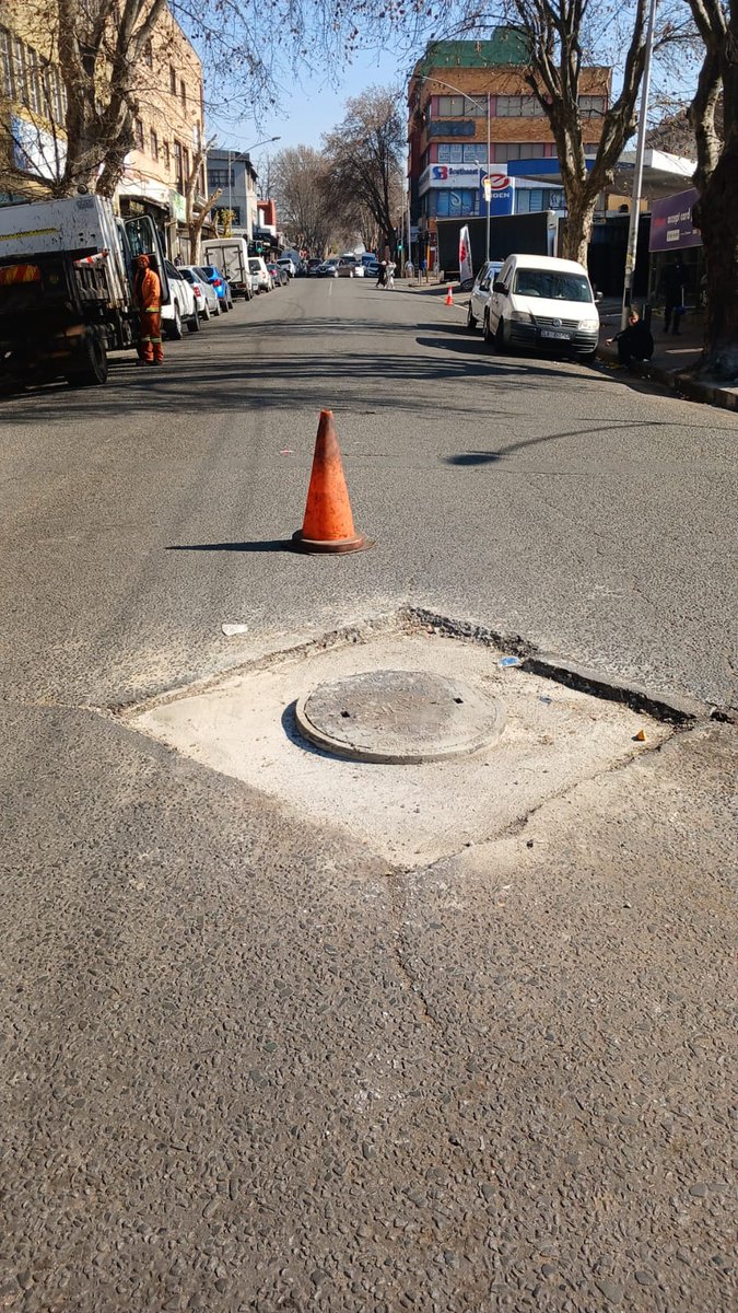 MyJRA's tweet photo. 🚧 Stormwater drainage cleaning is underway on 2nd St, Bezuidenhout Valley, alongside road patching on Dolly Rathebe Rd in Fordsburg. @CityofJoburgZA @RegionF_Joburg https://t.co/iLGMI2bO4A