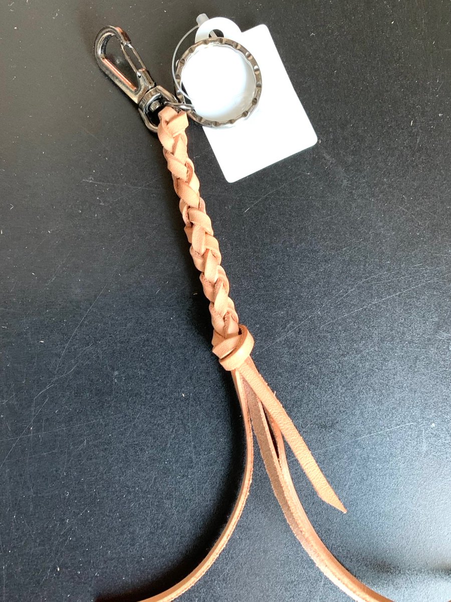 WizardLeather's tweet photo. 【生徒さんの作品】
端材利用に提案したキーリング。
覚えたと思ってもすぐ忘れる技法なのでいっぱい作りましょう。
#所沢皮革工芸　#生徒募集中 https://t.co/2MWE1ckLY0