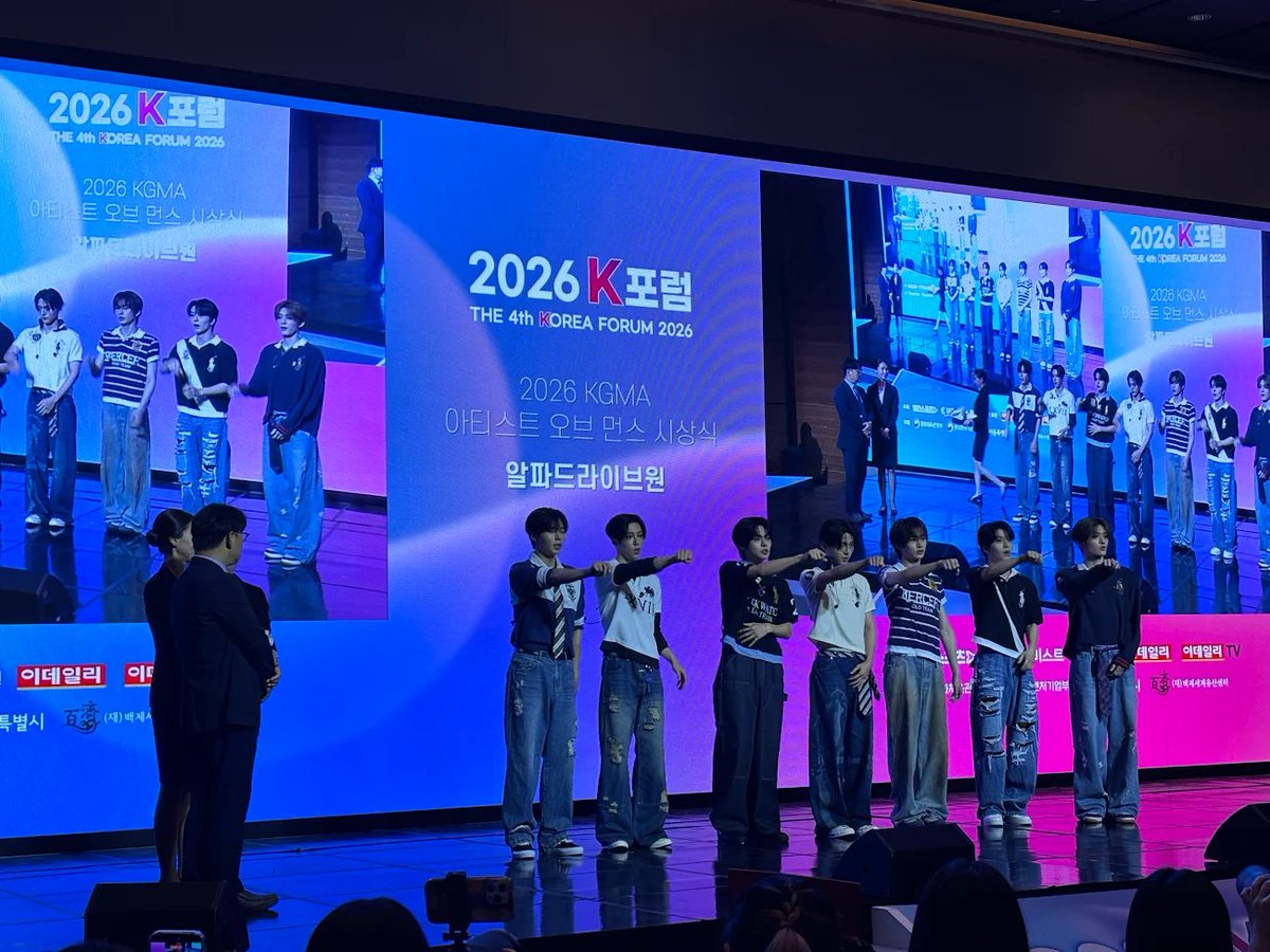 fancastofficial's tweet photo. 📸2026 K포럼 현장🧐

#2026KGMA 아티스트 오브 먼스 수상 인증✨

🏆 1월 루키 부문 - 알파드라이브원
🏆 5월 루키 부문 - 상원

📢트로피 전달 완료! 축하합니다🥳

#알파드라이브원 #ALPHADRIVEONE #상원 #SANGWON