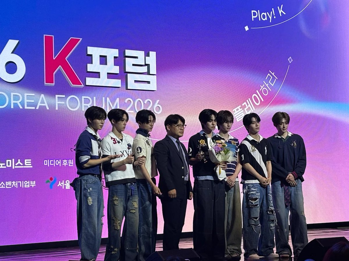 fancastofficial's tweet photo. 📸2026 K포럼 현장🧐

#2026KGMA 아티스트 오브 먼스 수상 인증✨

🏆 1월 루키 부문 - 알파드라이브원
🏆 5월 루키 부문 - 상원

📢트로피 전달 완료! 축하합니다🥳

#알파드라이브원 #ALPHADRIVEONE #상원 #SANGWON