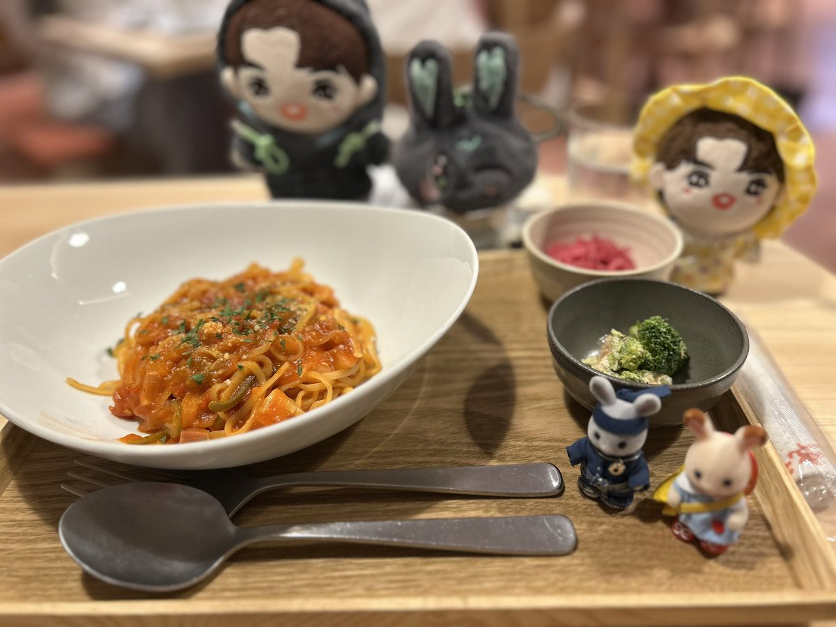 Kyo513bw's tweet photo. 久しぶりにお友達とランチ✨😊
美味しいご飯を前にぬいちゃん達もソワソワ状態✨✨😊
今回は新しいおバニアちゃんを連れてきた！
お友達ぬいちゃん、初めまして🥰
おしゃべりも楽しくて、時間が過ぎるのが早すぎ〜楽しい休日🥺
めちゃくちゃ楽しかった。😊 https://t.co/VFKtlYAEz3