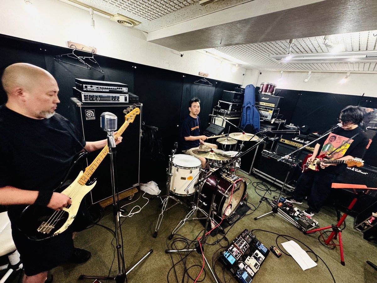MOSOME_OFFICIAL's tweet photo. 明日よりモーサムTOUR2026スタートします。
チケットの準備はお済みでしょうか。
ツアーグッズは写真でご確認下さい。
なお祭うちわは各地少量づつの販売となります。

7/10(金)名古屋
https://t.co/uwiOTzmuBw
7/17(金)大阪
https://t.co/Y1kaTuL23h
7/31(金)東京
https://t.co/f48uvJHLey https://t.co/yqKX17bjzZ