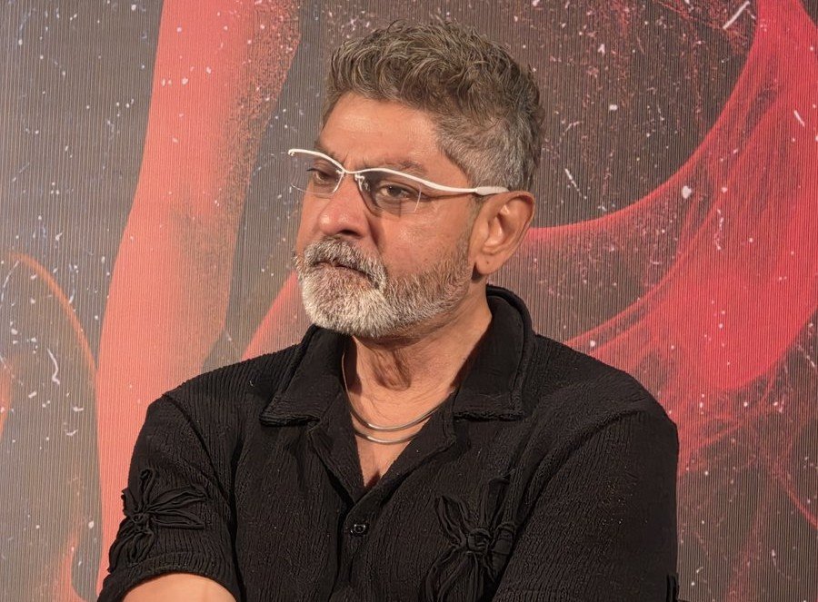 Movies4u_Officl's tweet photo. Question: One thing you cannot miss every day?

#JagapathiBabu : CIGARETTE 🚬 https://t.co/J6UhzBA7kT