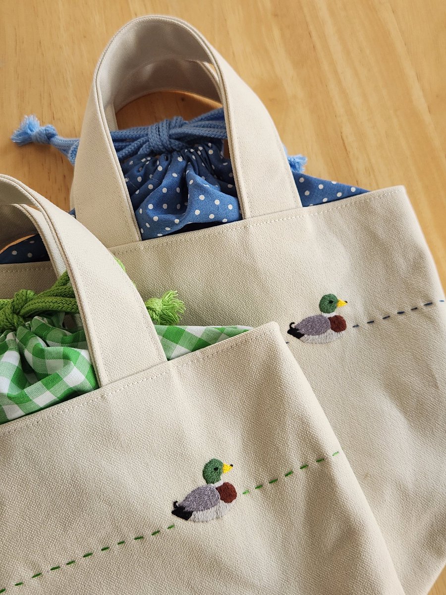 kotorito11desu's tweet photo. ギリギリですが、イベント出店します！

🦆アート&amp;てづくりバザールin姫路 vol.3
🦆7月11日(土)のみ
🦆10:00～17:00
🦆アクリエひめじ 展示場
🦆ブースNo. T-26

まがも刺繍バッグや、あひるぬいぐるみのおめかしグッズがおNEWでございます。
よろしくお願いいたします！ https://t.co/2NjdAZ3e1s