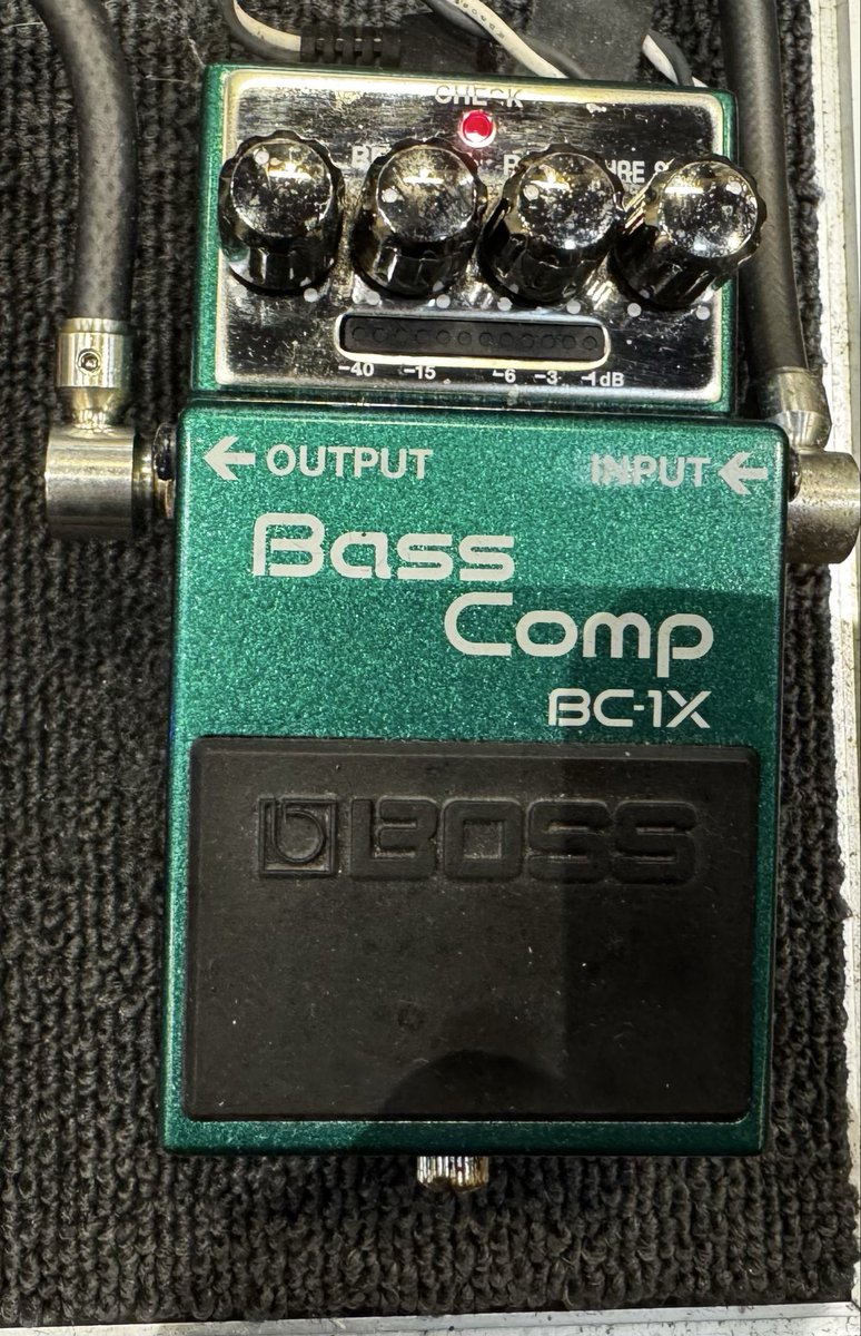 BassistBOH's tweet photo. ベーシストでBOSSのBC-1Xを使用している方しか参考にならないと思います。

この設定だとアタックが犠牲にならずに低音のボワボワした部分が抑えられます。

インジゲーターは最高に強く弾いて-5db位です。なのでLEDは4個位しか光りませせん。

汚れで見づらくてごめん🙏（B；゜o゜H） https://t.co/gyh4yggwiW