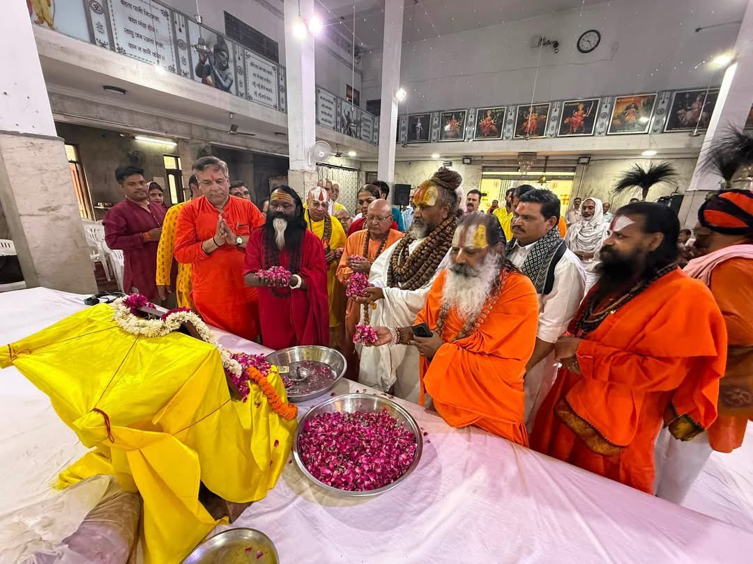 computerbaba3's tweet photo. पूज्य महंत श्री मधुरदास जी महाराज की पूज्य माताश्री श्रीमती कृष्णा देवी जी की प्रथम पुण्यतिथि के पावन अवसर पर आयोजित दिव्य संत समागम में पूज्य महामंडलेश्वर श्री दाती महाराज जी के साथ उपस्थित होकर श्रद्धेय माताश्री को विनम्र एवं भावपूर्ण श्रद्धांजलि अर्पित की । https://t.co/DW1u2eGzhs