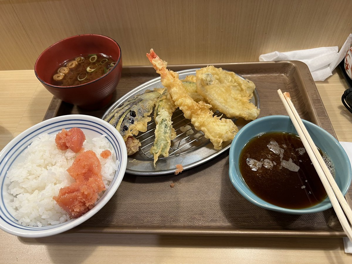 Maci_Tre's tweet photo. 高田馬場のえびのやで季節の天ぷら定食。
エビ、イカ、ナス、カボチャ、キス、アスパラ、ミニトマトに、赤だしにご飯。
さらに明太子とガリ食べ放題。
美味しゅうございました。 https://t.co/xIuYCbeE3o