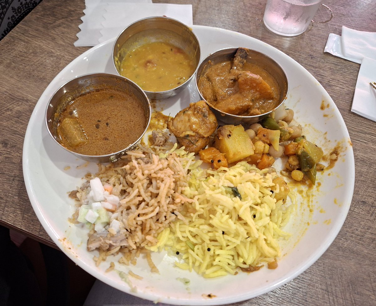 ajitakechanman7's tweet photo. ナンディニ虎ノ門店のスペシャルランチビュッフェ。
今日のお気に入りは辛口野菜カレーと大根とチキンのカレー、しっとりビリヤニ。
〆はチャイ。
ご馳走様でした😋 https://t.co/JTnxyDGaux